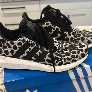 Black & White Leopard Knit Women's Athletic Sneakers